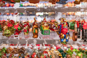 Weihnachtsmarktstand mit bunten Christbaumanhängern auf dem Wiesbadener Weihnachtsmarkt
