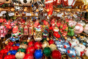 Weihnachtsmarktstand mit bunten Christbaumanhängern auf dem Wiesbadener Weihnachtsmarkt