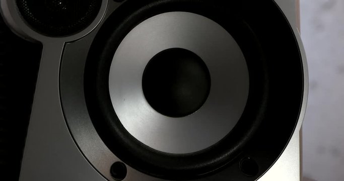 Wei&szlig;er Lautsprecher Bass oben 4k DCI