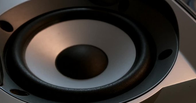Wei&szlig;er Lautsprecher Bass Seite 4k DCI