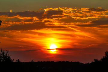 Sonnenuntergang im Saarland - Sonne scheint in tiefem Rot