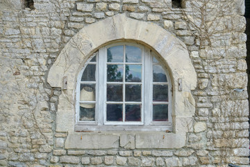 altes Rundbogenfenster in einem Chateaux in der Normandie