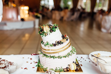 broken wedding cake, wedding food, festive dessert, delicious dishes