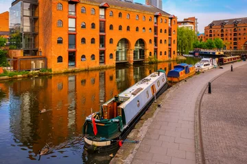 Zelfklevend Fotobehang Stad aan het water Castlefield - beschermd natuurgebied in de binnenstad in Manchester, VK