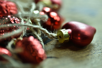świąteczne czerwone szklane bombki z naturalnym sznurkiem, na drewnianym stole - obrazy, fototapety, plakaty