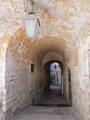 Fototapeta na wymiar Arch on narrow street in Dubrovnik old town, Croatia