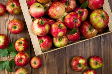 red fresh apples on a wooden table