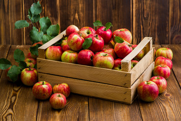 red fresh apples on a wooden table