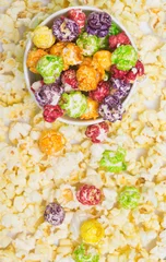  emmer kleurrijke, fruitpopcorn, op de achtergrond van verspreide vlokken © kurgu128