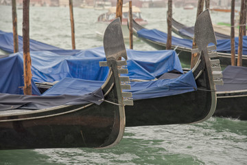 Fototapeta na wymiar Venezianische Gondeln liegen wettergeschützt an Anlegeplatz