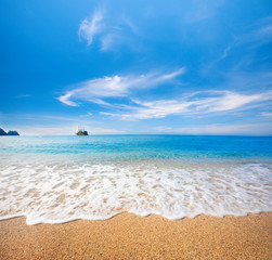 Fototapeta na wymiar beach and beautiful tropical sea
