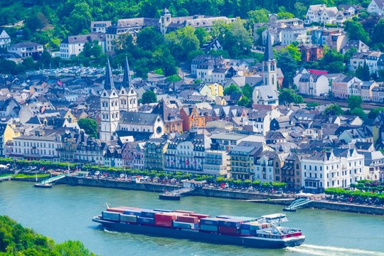 Frachtschiff vor Boppard Rheinschleife