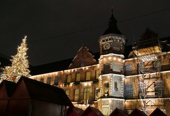 Fototapeta premium Rathaus Düsseldorf mit Weihnachtsmarkt