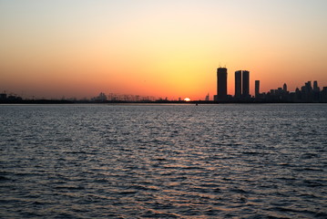 Obraz premium Dubai slyline from Dubai Creek Harbour and Dubai canal to Downtown and Business Bay, United Arab Emirates