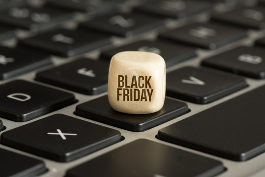 Ein Computer und ein Würfel mit dem Hinweis auf die Sonderangebote beim Black Friday 