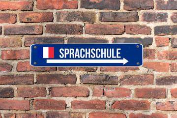 Eine Tafel und Hinweis auf die Sprachschule für Französisch