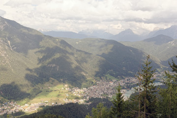 Fototapeta premium Auronzo di Cadore: Włochy: panoramiczny widok ze szczytu góry.