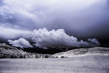 Fototapeta na wymiar Wolken über dem Land - Infrarot