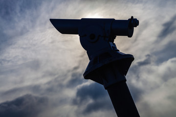 Fernrohr Silhouette im Gegenlicht