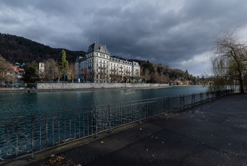 Thunerhof Stadtverwaltung Kunstmuseum in Thun (BE, Switzerland) shot from the other bank of Aare river newa Obere Schleuse Locks - obrazy, fototapety, plakaty
