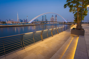 Obraz premium Dubai city skyline at night. view of Tolerance bridge