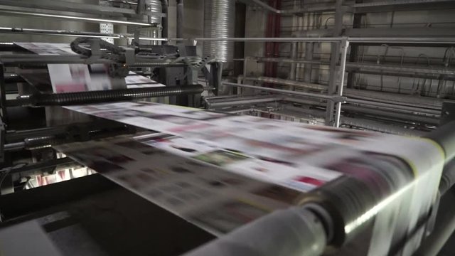 printing of coloured newspapers with an offset printing machine at a printing press