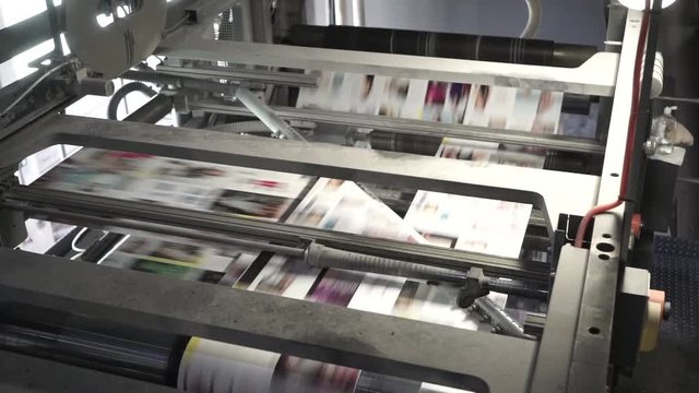 printing of coloured newspapers with an offset printing machine at a printing press