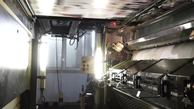 printing of coloured newspapers with an offset printing machine at a printing press