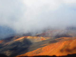 Fototapeta premium Vulkan Haleakala auf Maui wolkenverhangen