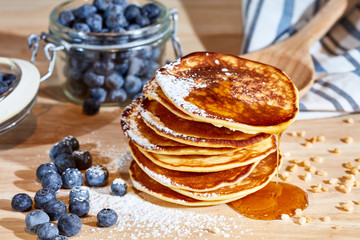 Pancakes mit Blaubeeren und Honig