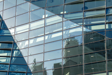Fototapeta na wymiar modern office building with reflection in windows