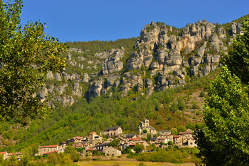 Liaucous (12720 Mostuéjouls) au pied de la montagne, département de l'Aveyron en région...