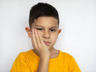 The child suffers from sensitive teeth and toothache.