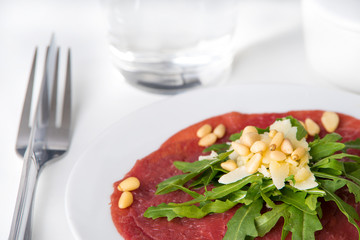 Frisches Rinder-Carpaccio mit Rucolasalat und Parmesan