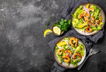 Photo sur Plexiglas Plats de repas Fresh Shrimps, Mango Avocado lettuce salad, olive oil and lemon dressing. healthy food. Top view, gray background
