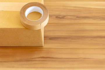 新築住宅の部屋とダンボール箱