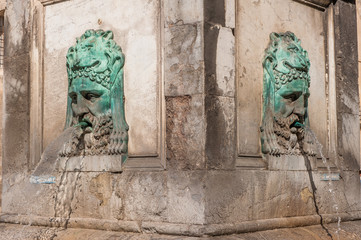 Brunnenfiguren in Arles in Südfrankreich