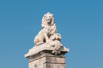 Fototapeta na wymiar Löwen als Brückenpfeiler in Arles