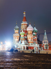 Obraz premium Famous landmarks - St. Basil Cathedral on Red square in Kremlin. Winter evening in Moscow, Russia.