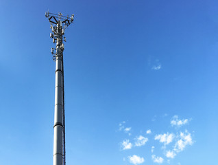 Torre com antenas de telecomunicação no céu azul