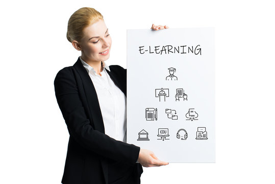junge Geschäftfrau hält Schild mit E-Learning Komponenten vor weißem Hintergrund