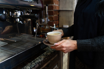 Fertige Tasse Kaffee an Kaffeemaschine