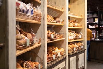 Regal mit Broten und Brötchen Auslage in Bäckerei - Variante 1