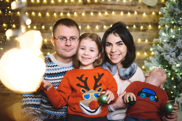 Obraz na płótnie Canvas happy family in christmas sweaters