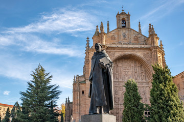 Monument to Francisco de Vitoria in front of the facade of the convent of Salan Esteban.