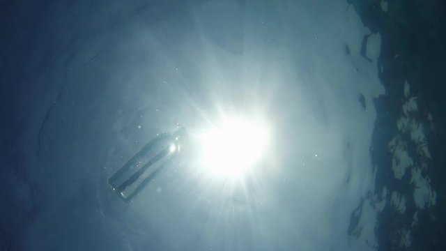 Mensaje en botella flotando