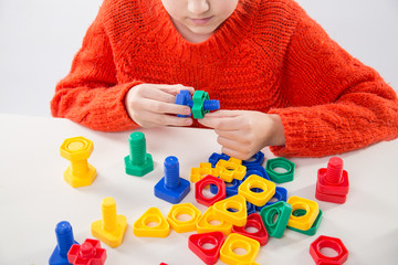 Terapia ręki.  Ćwiczenia na sprawność ruchową dłoni i palców. © doroguzenda