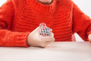 Terapia ręki.  Ćwiczenia na sprawność ruchową dłoni i palców. © doroguzenda