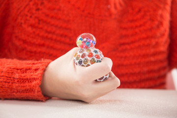 Terapia ręki.  Ćwiczenia na sprawność ruchową dłoni i palców. © doroguzenda