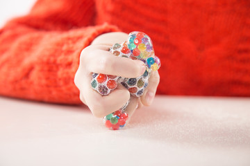 Terapia ręki.  Ćwiczenia na sprawność ruchową dłoni i palców. © doroguzenda